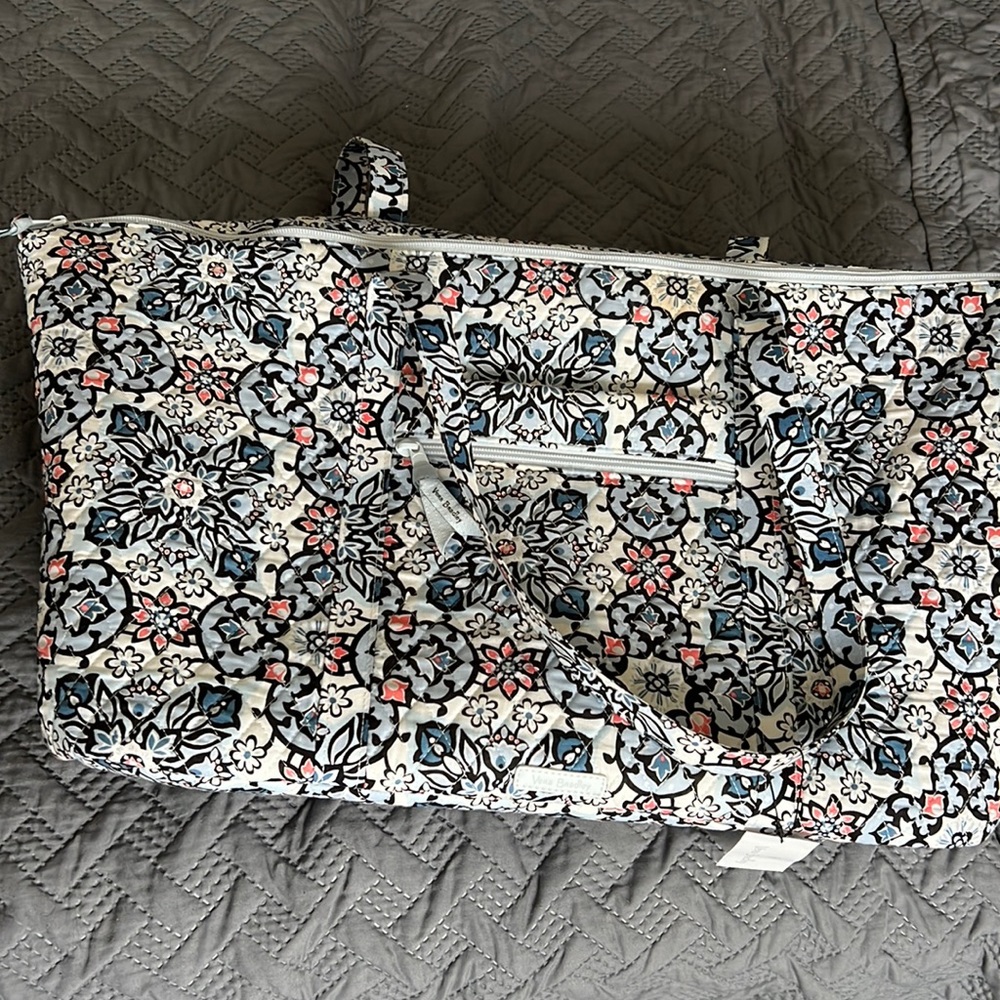 Vera Bradley large tote with zipper and removable strap